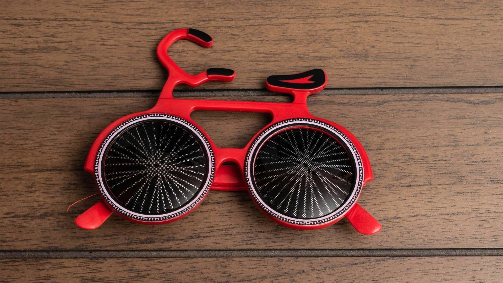 Raudoni akiniai dviratis